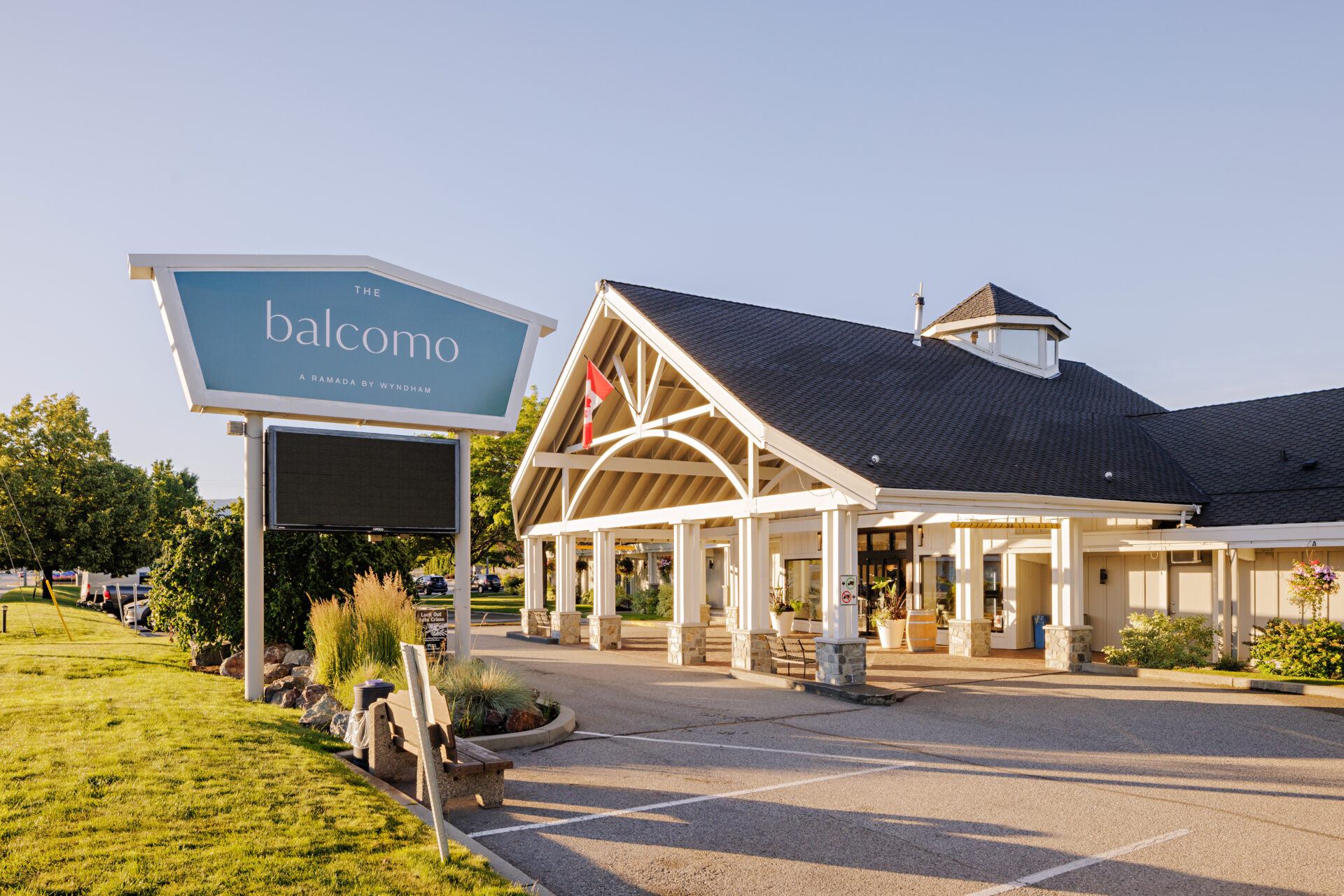 Balcomo - Entrance & Lobby
