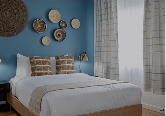 kettle valley beach resort queen room - blue walls, crisp linens