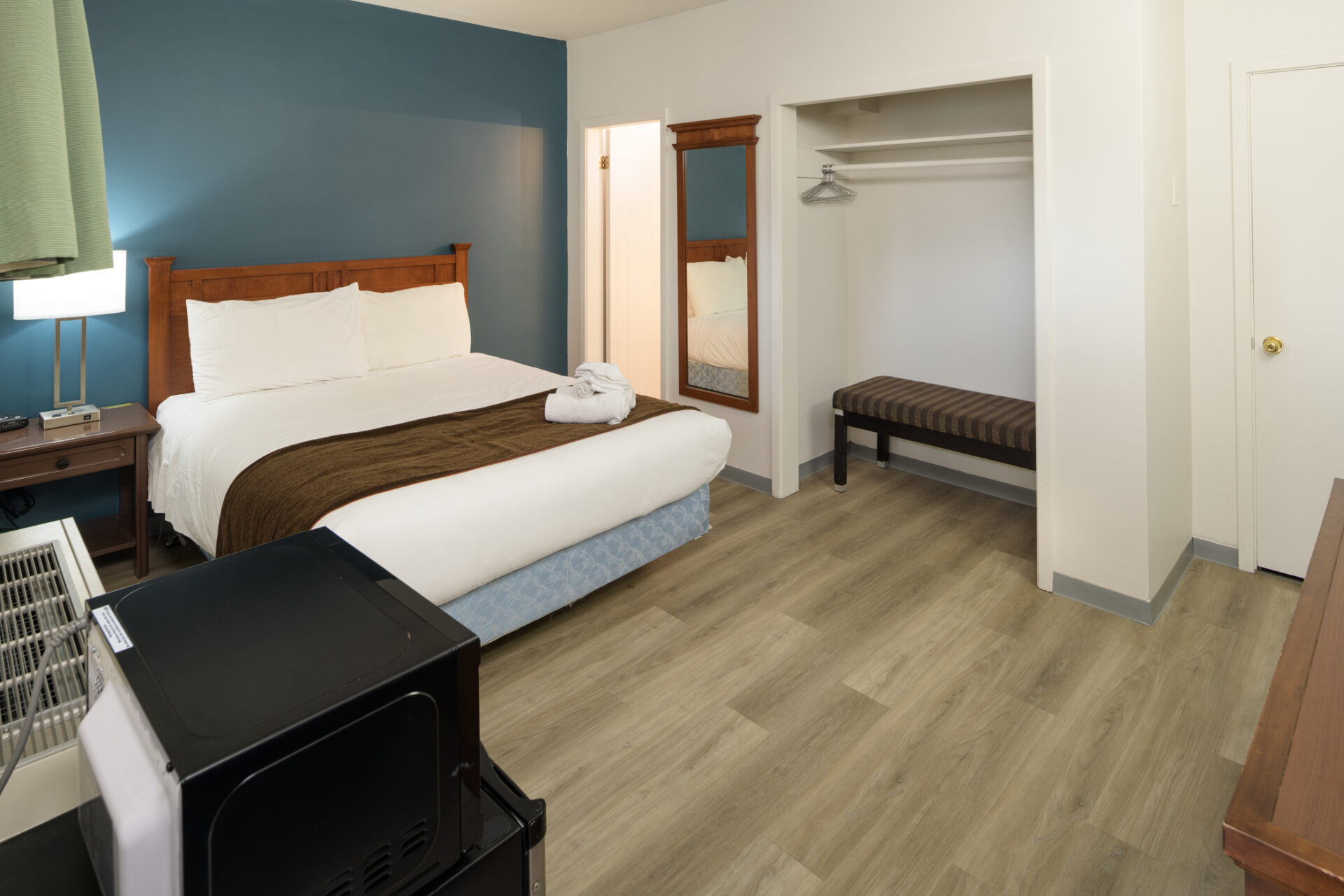spanish villa motel bedroom with ensuite and closet