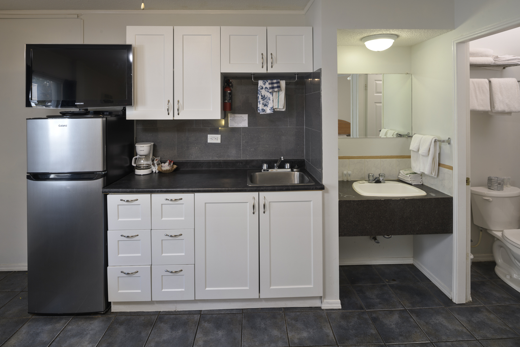 sunny-beach-motel kitchen