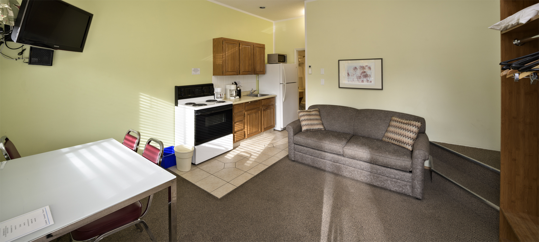 waterfront inn living room