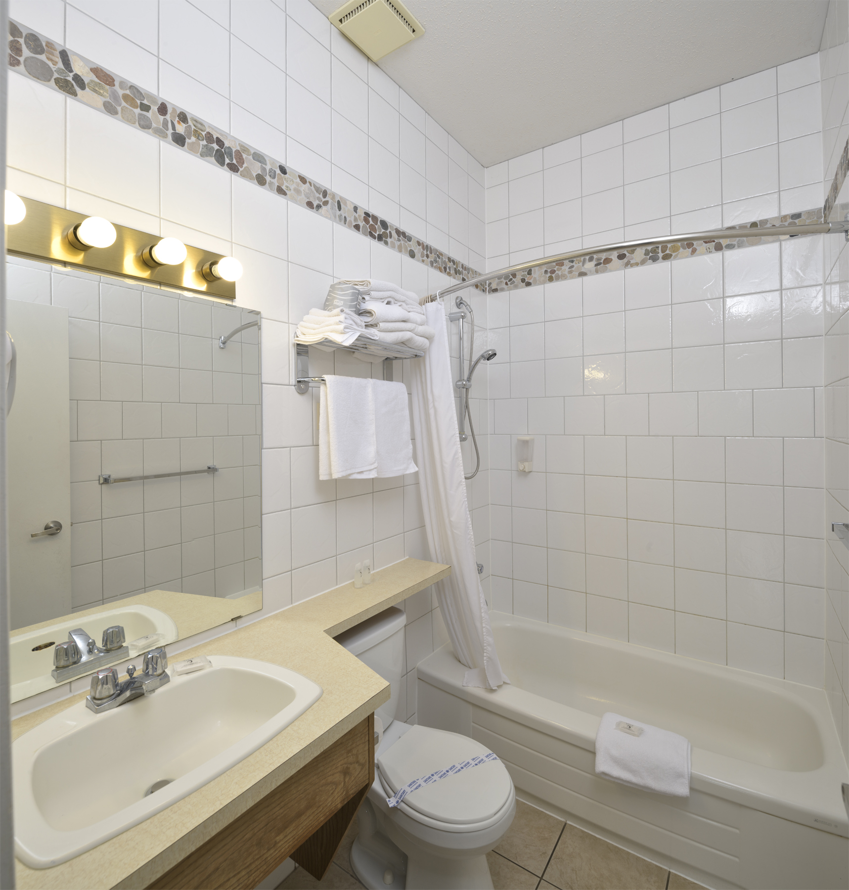 waterfront inn bathroom
