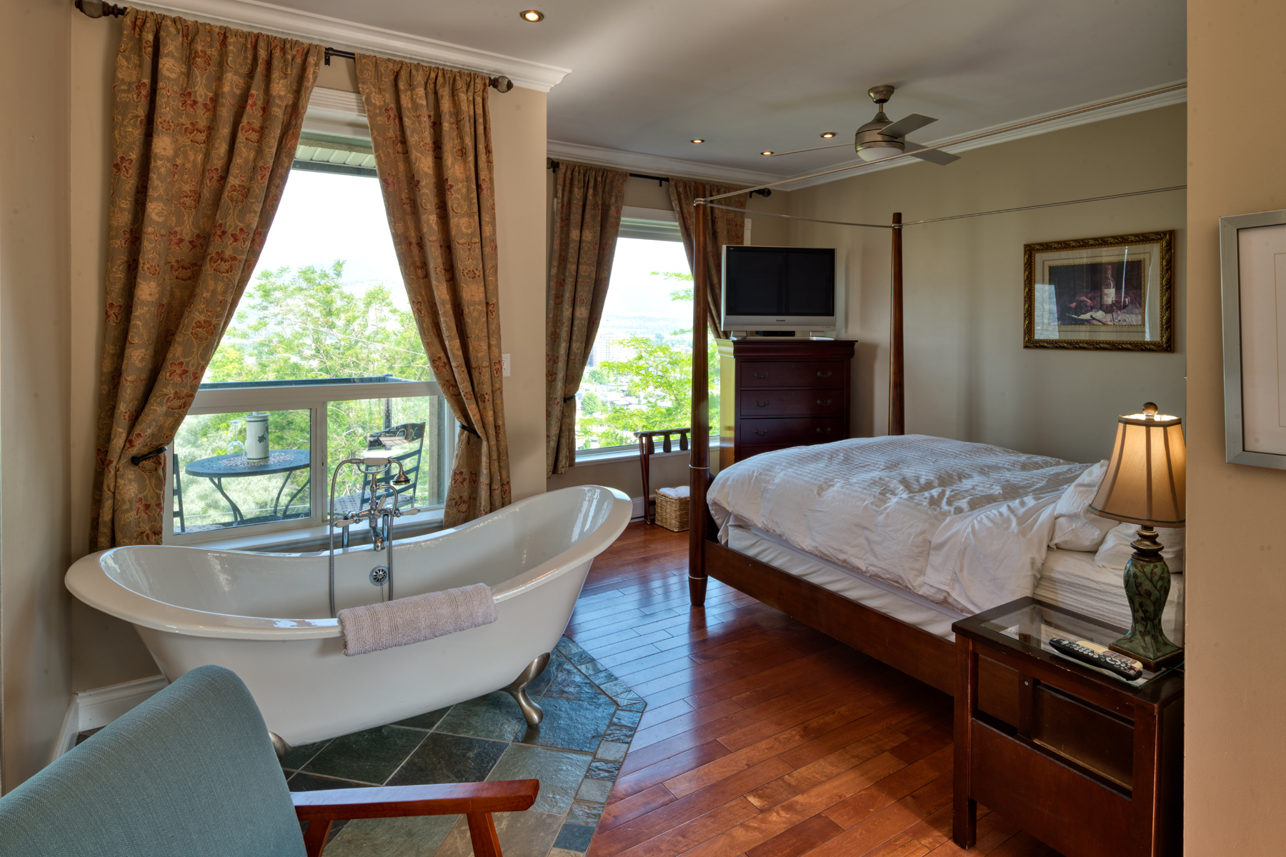 above the beach bedroom with tub