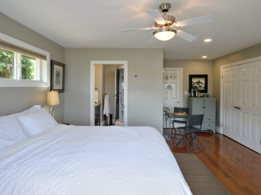 above the beach bedroom with ensuite and kitchen