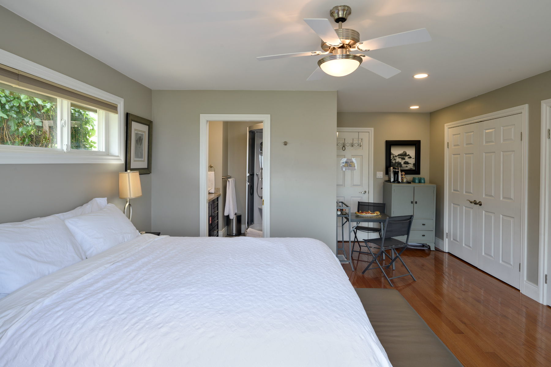 above the beach bedroom with ensuite and kitchen