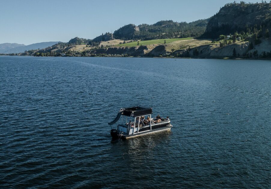 Pontoon boat