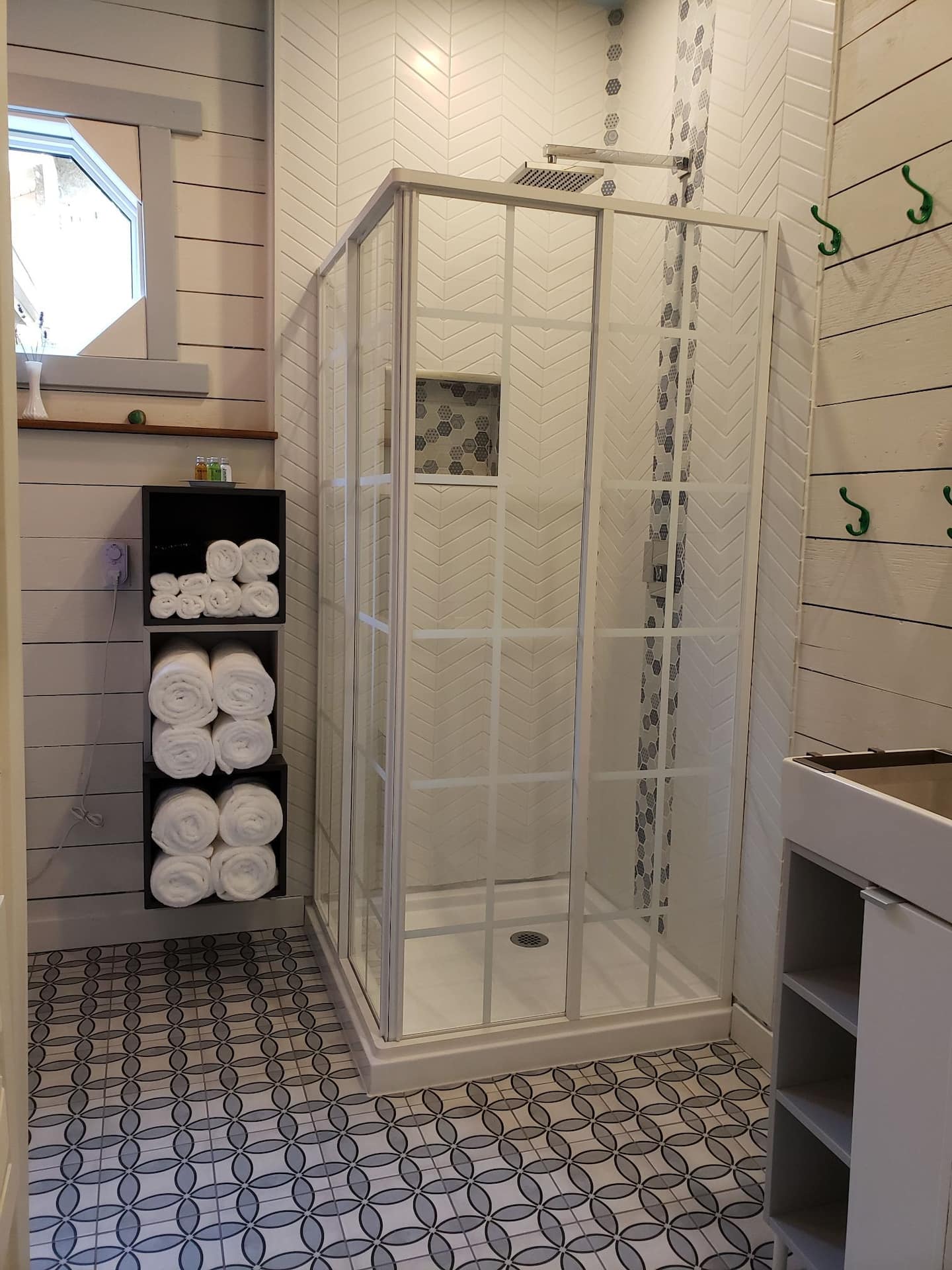 Neighbors Penticton Guest House bathroom shower