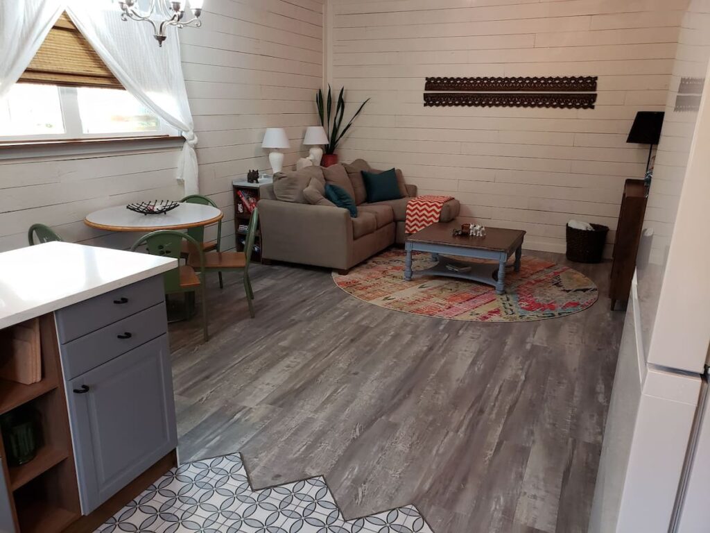 Neighbors Penticton Guest House living room space