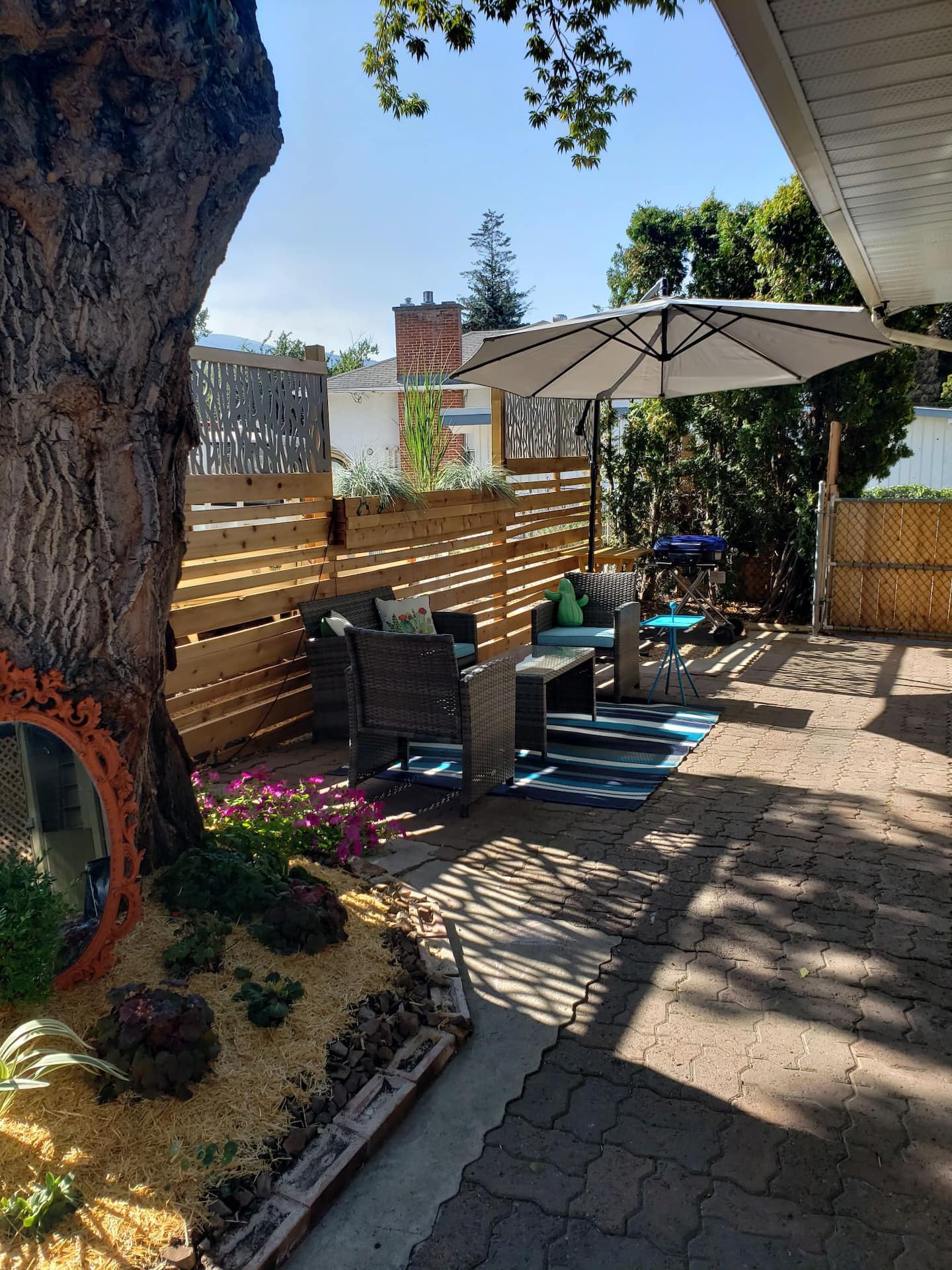 Neighbors Penticton Guest House seating area outdoors