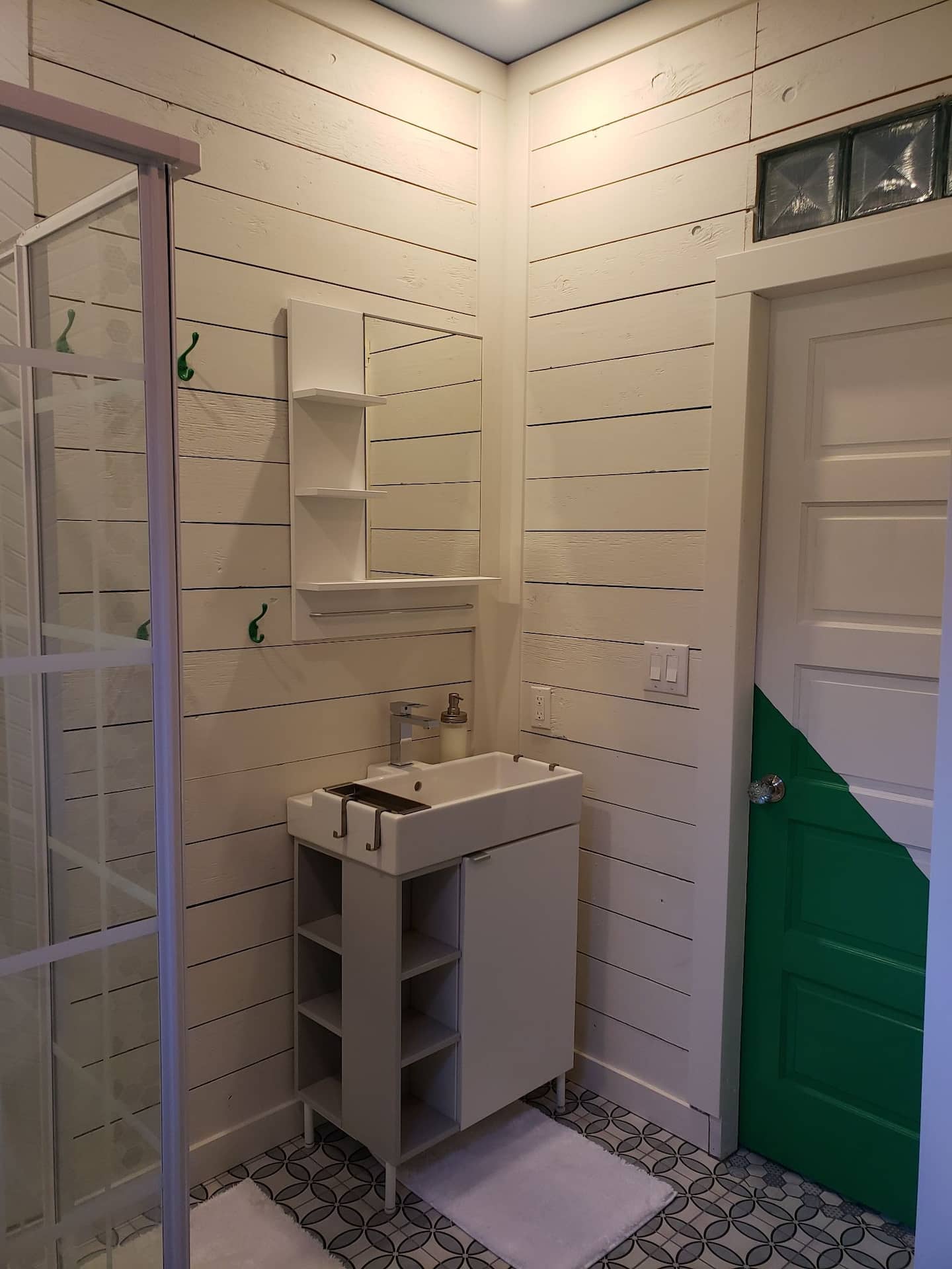 Neighbors Penticton Guest House bathroom
