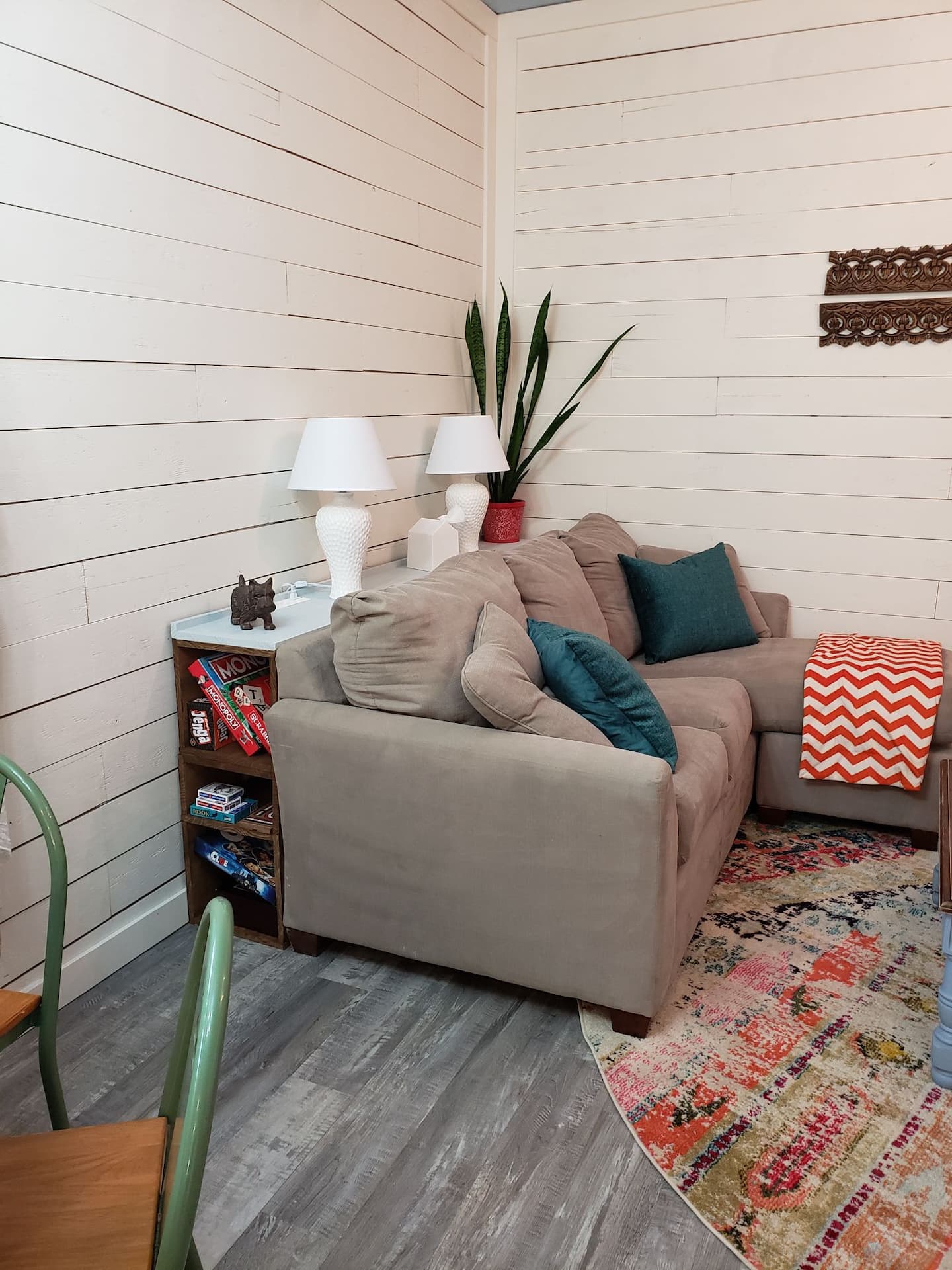 Neighbors Penticton Guest House living room seating area