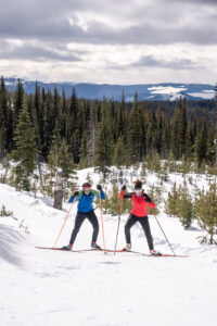 Man and women ckating up a hill while nordic skiing at Nickel Plate Nordic Centre