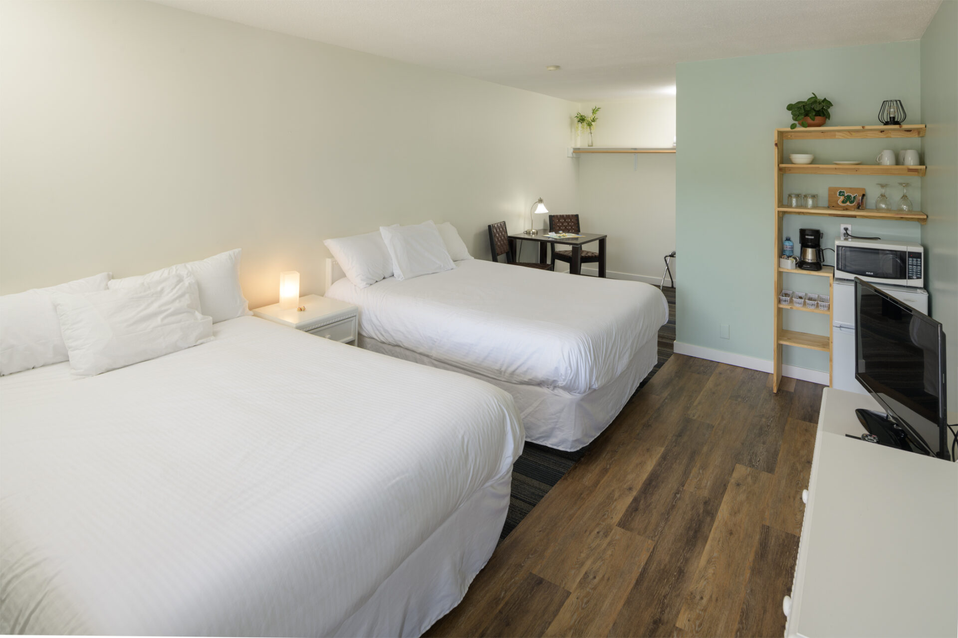 okanagan lakefront resort room with 2 beds, white linens