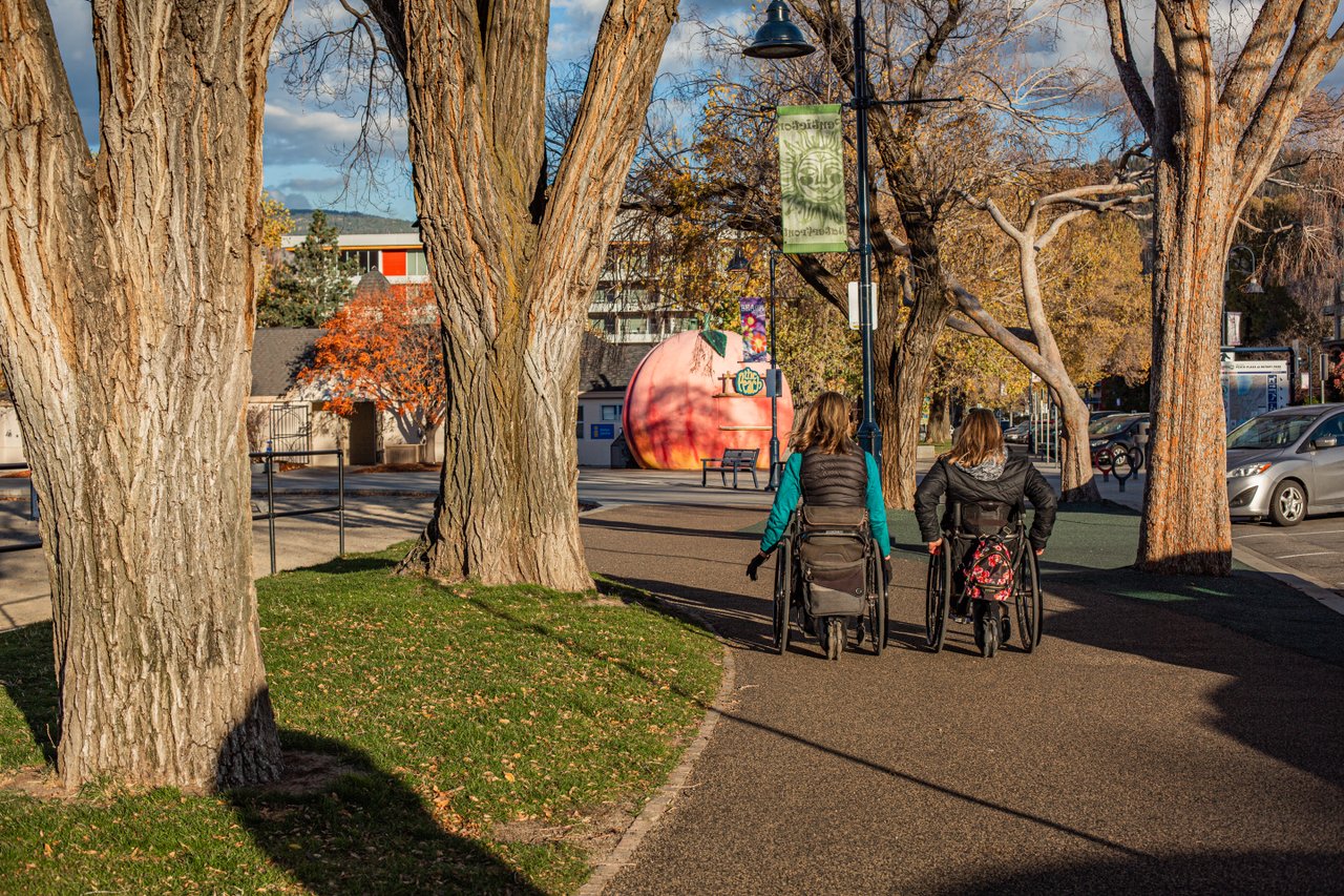 Accessible Tourism - wheelchair accessible promendae along Okanagan Lake in Penticton