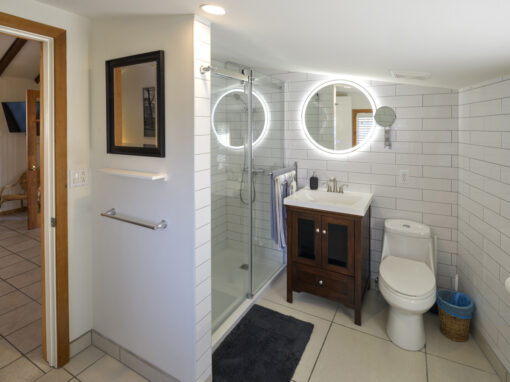 Four Shadows Pinot Gris Guest House bathroom
