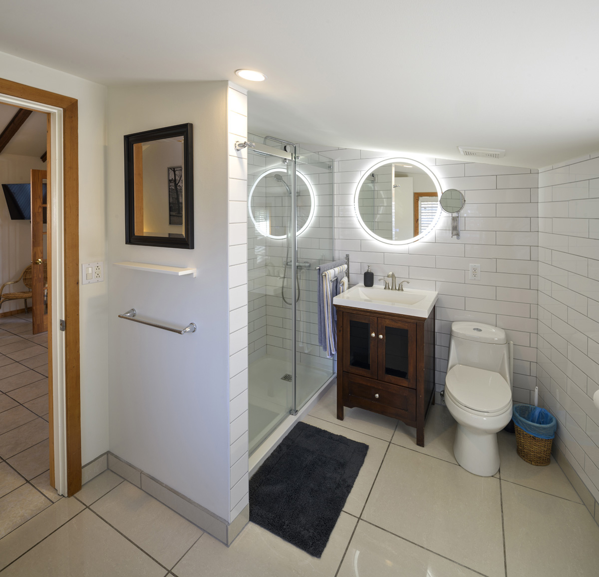 Four Shadows Pinot Gris Guest House bathroom