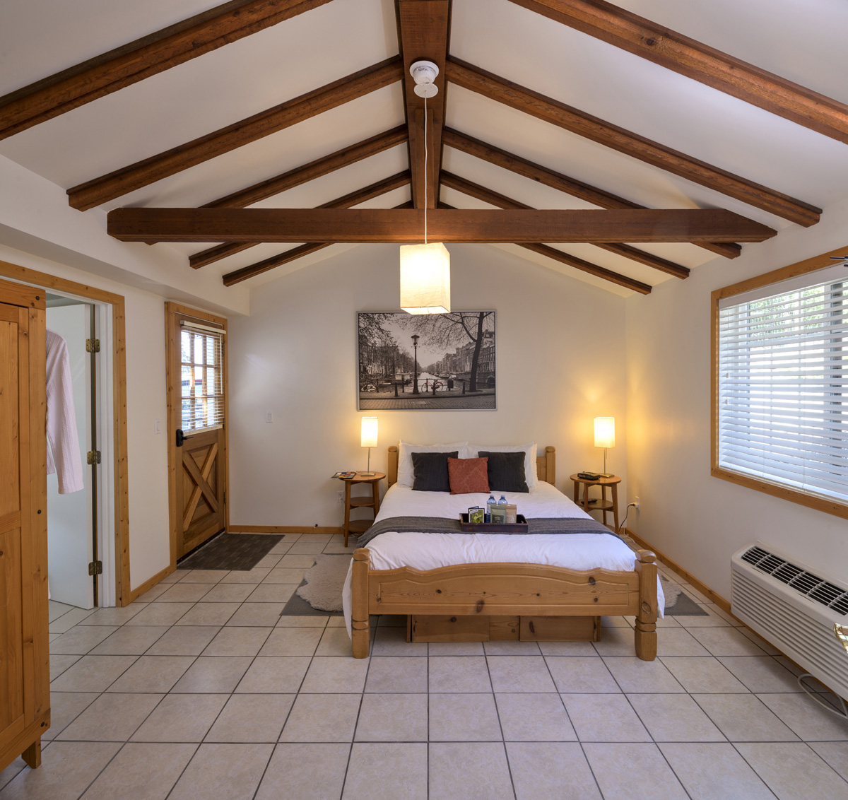 Four Shadows Pinot Gris Guest House bedroom