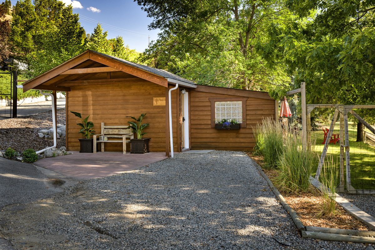 Four Shadows Pinot Gris Guest House exterior