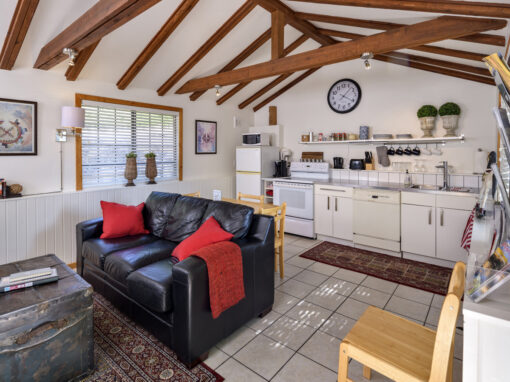 Four Shadows Pinot Gris Guest House living room