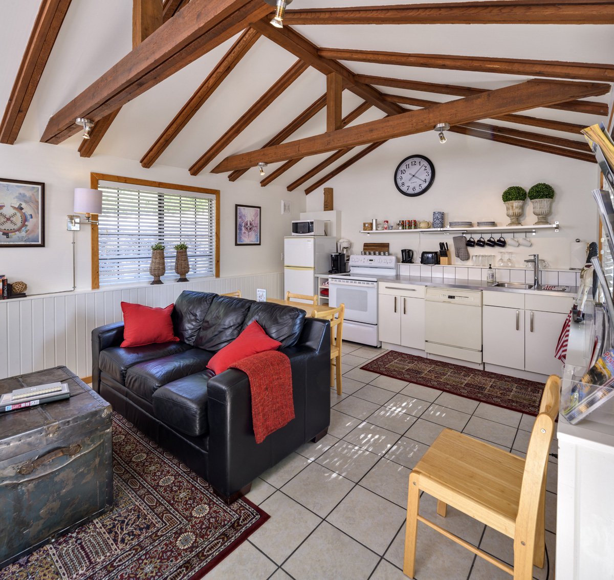 Four Shadows Pinot Gris Guest House living room