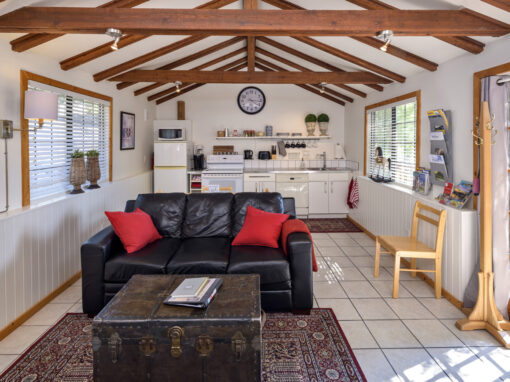 Four Shadows Pinot Gris Guest House living room2