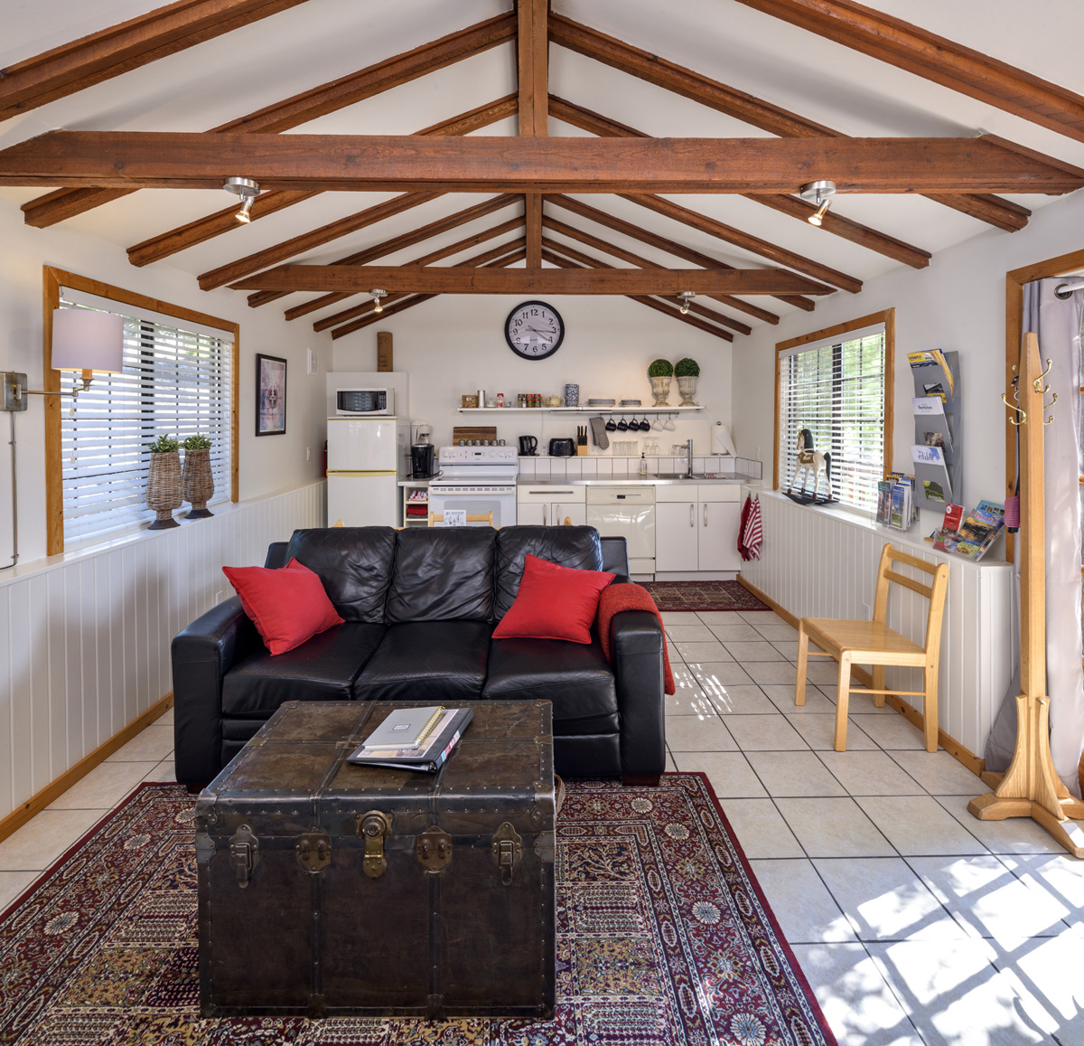 Four Shadows Pinot Gris Guest House living room2