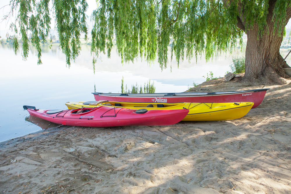 The Lakeside Resort kayaks on beach