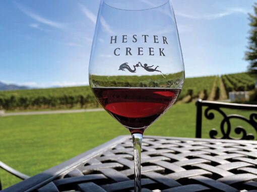 Hester Creek glas of wine on table